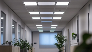 Paneles interiores de inercia lumínica para estabilidad de iluminación