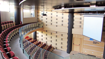 Revestimientos piezoeléctricos de captación difusa: muros que convierten vibraciones ambientales