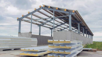 Paneles sándwich en envolventes mixtas: encuentros, fijaciones y control de puentes térmicos